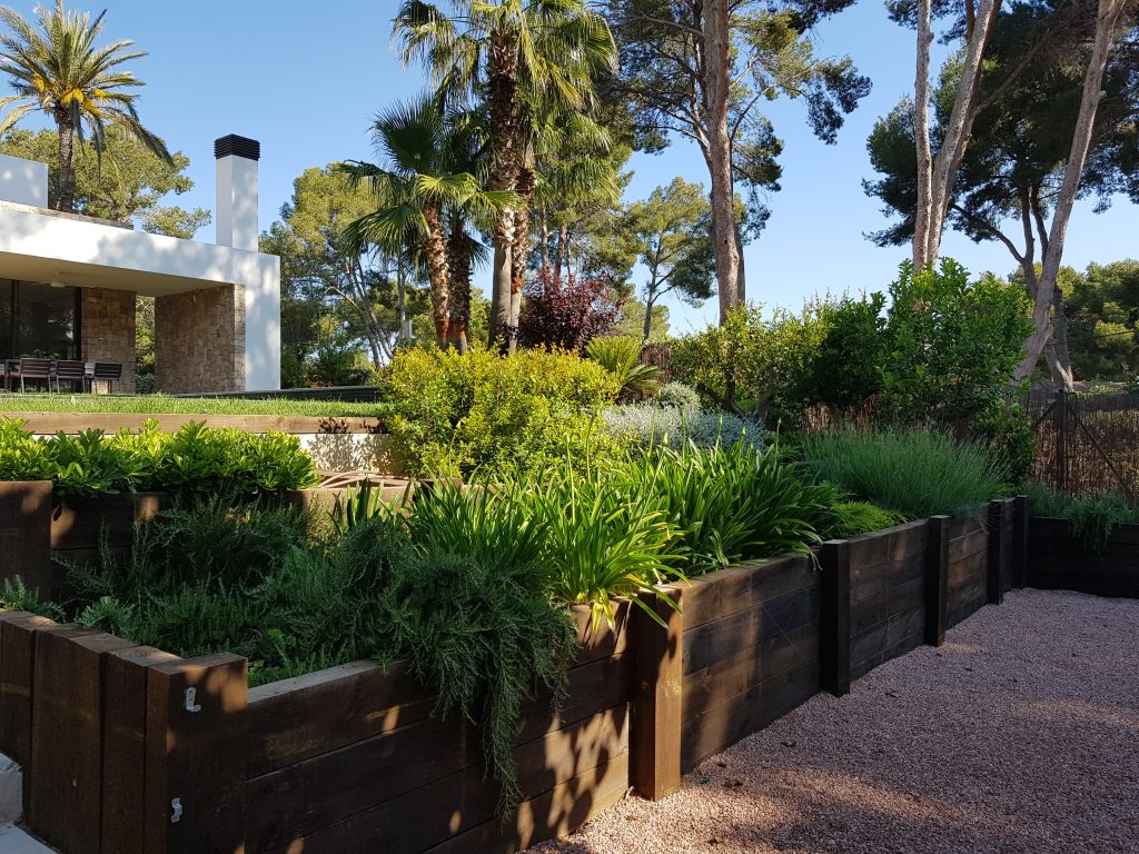 El otoño es una época clave para preparar tu jardín antes del invierno. En este artículo te damos 5 consejos sencillos y prácticos para mantenerlo limpio, acogedor y bonito durante los meses más fríos del año. ¡Y si necesitas ayuda, estamos aquí para echarte una mano!